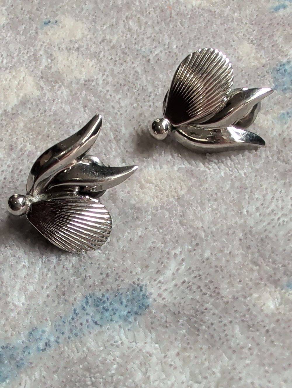 VTG ALICE Silver Tone Floral Petal Clip-On Earrings- Costume Jewelry MCM Retro